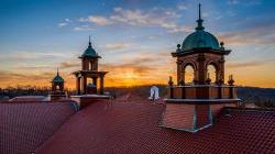 苏珊一个. Cole Hall bell towers at sunset